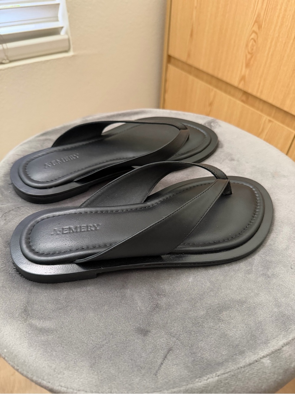 A. Emery Viola flat sandals Women’s Black Leather Flip Flops